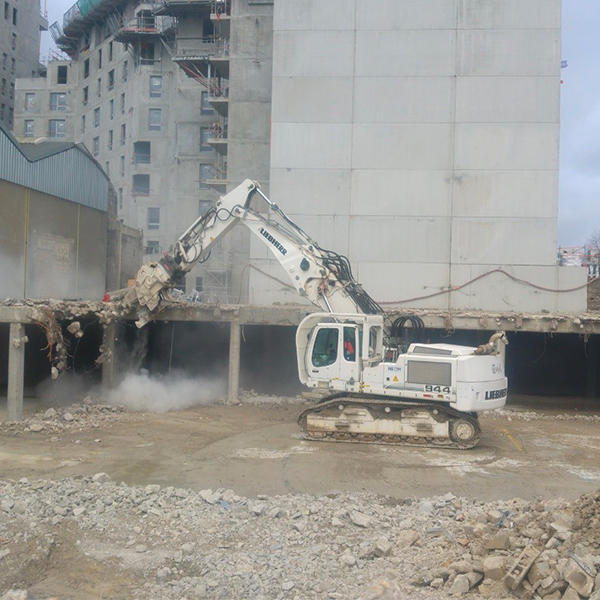 Désamiantage et démolition d’un bâtiment à structure mixte acier-béton, mitoyen d’un data center en fonctionnement.