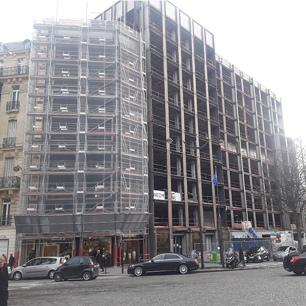 Curage et dépollution d'un immeuble de bureaux occupé dans un milieu urbain dense à Paris